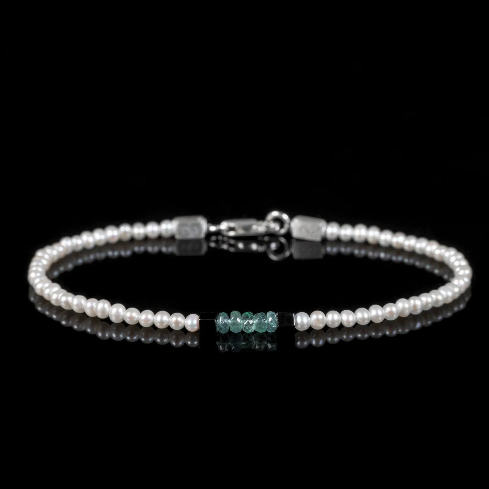 WhitePearl-EmeraldBraceletI_2.5-3mm_-solo-productshot_66c45076-494c-4f81-bf6f-6535a6a55f9b.jpg White Pearl - Emerald Bracelet I (2.5-3mm) - 图片 1